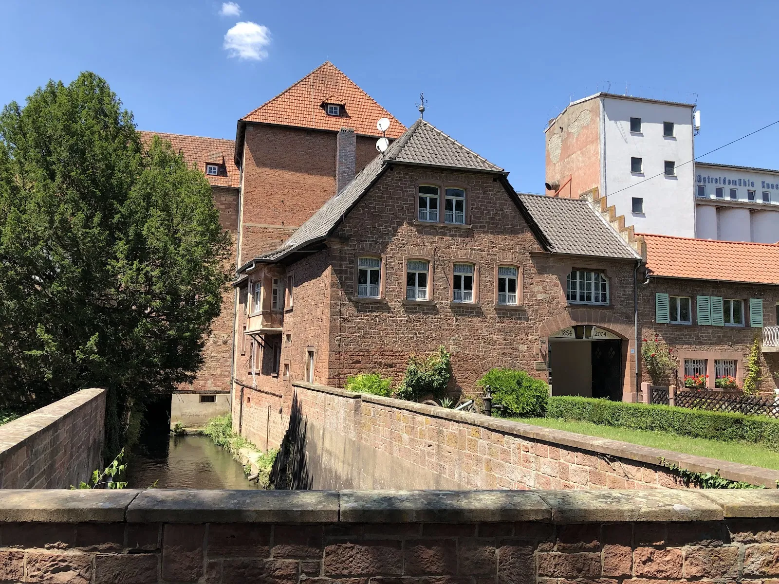 Mühlbach vor dem Backsteingebäude der Mühle