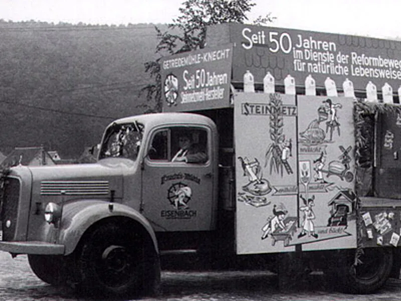 Historischer Lastwagen der Getreidemühle Knecht mit der Aufschrift Seit 50 Jahren