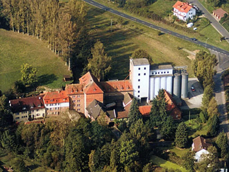 Luftbild der Mühle in Eisenbach mit Silos