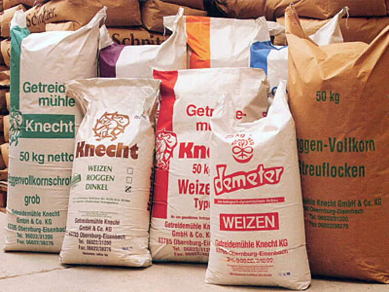 Getreidesäcke der Mühle Knecht, darunter Demeter-Weizen